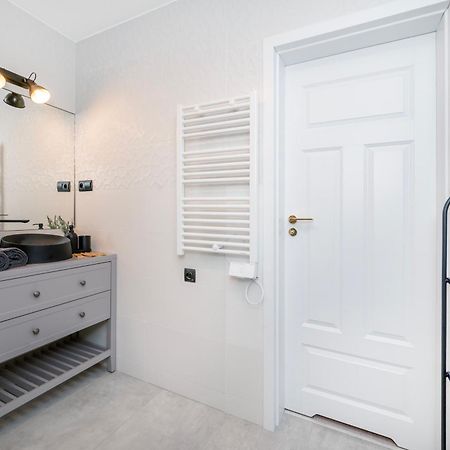 Historic Studio - Top Location, Tram & Shops Nearby, Fabryczna - By Rentujemy Apartment Lodz  Luaran gambar