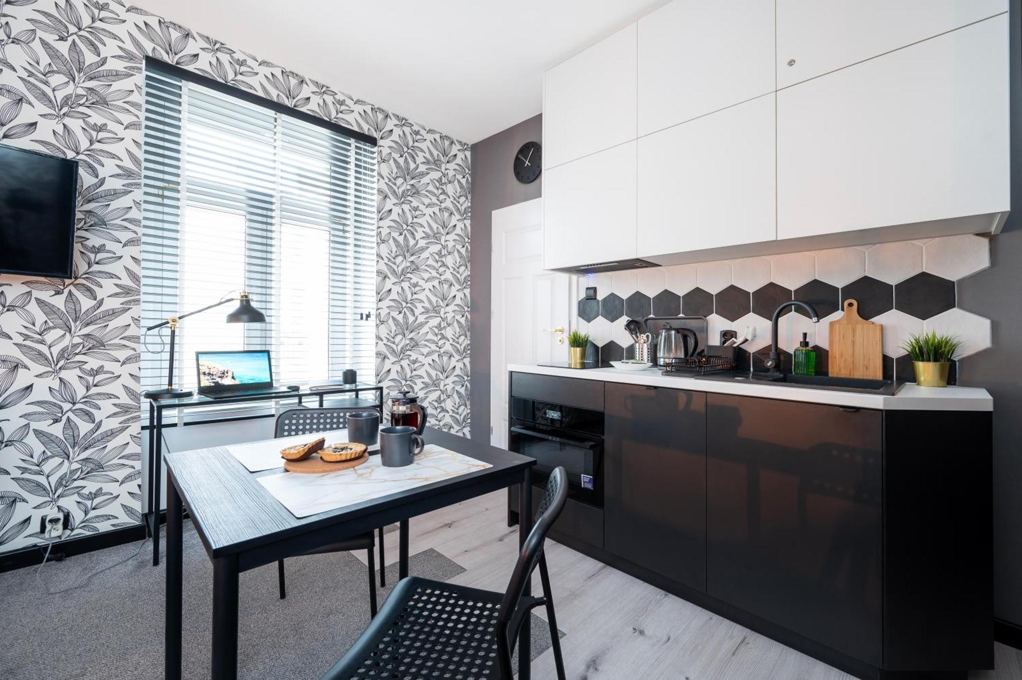 Historic Studio - Top Location, Tram & Shops Nearby, Fabryczna - By Rentujemy Apartment Lodz  Luaran gambar