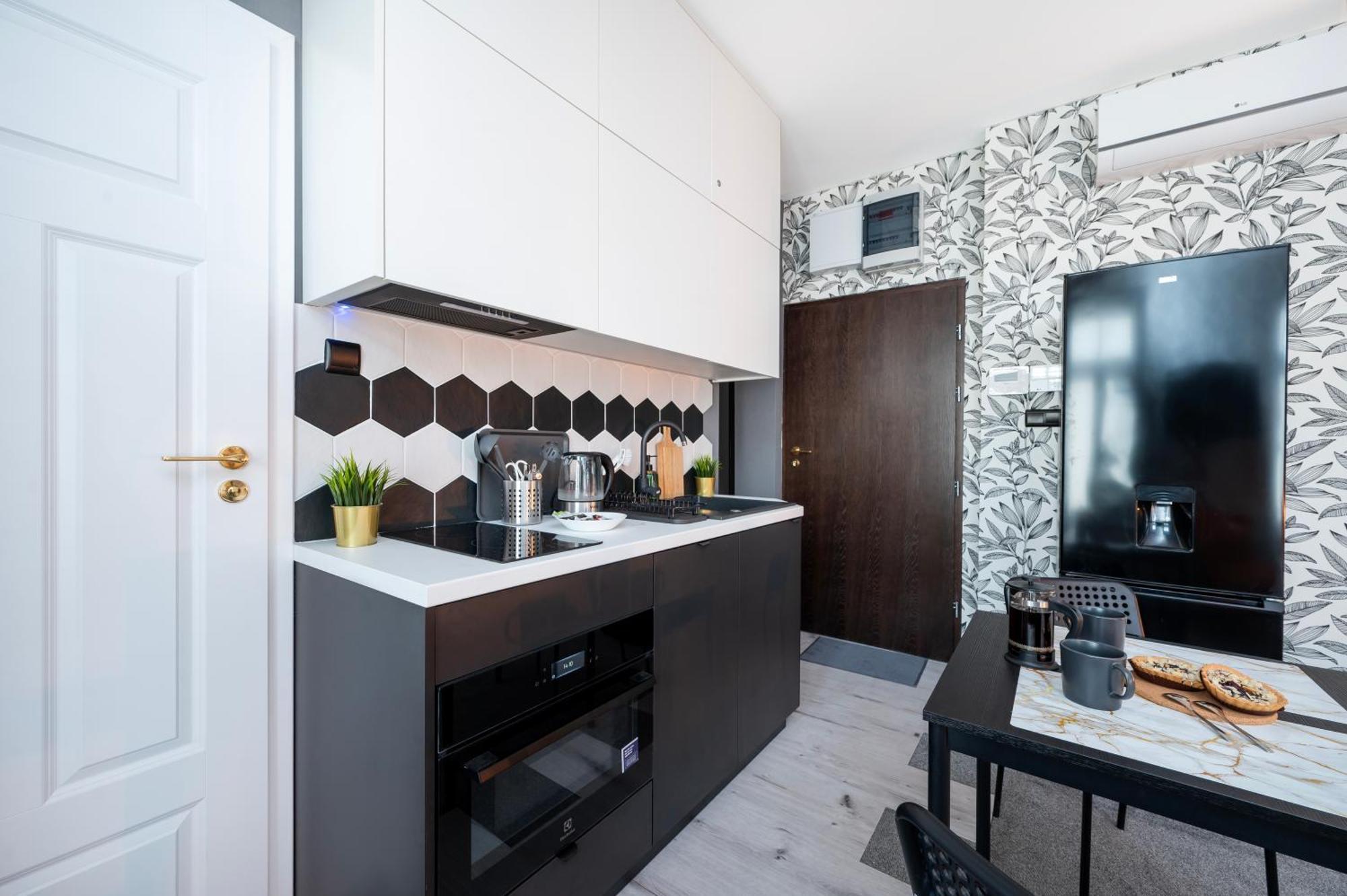 Historic Studio - Top Location, Tram & Shops Nearby, Fabryczna - By Rentujemy Apartment Lodz  Luaran gambar